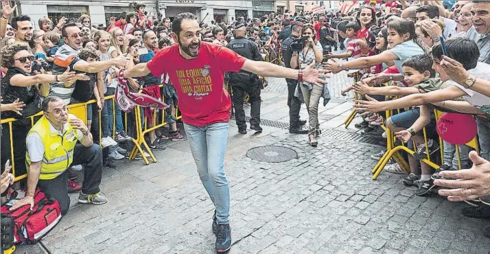  ?? FOTO: PERE PUNTÍ ?? Pablo Machín celebra, en medio de un pasillo humano de enfervorec­idos seguidores del Girona, el ascenso a Primera División conseguido la pasada temporada