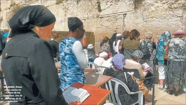  ?? FOTOS: AFP ?? MUJERES. Rezan en su sector en el Muro de los Lamentos, uno de los temas de la polémica.