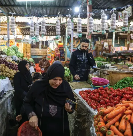  ?? Bloomberg ?? Customers at Al Azhar market in Cairo. Egypt’s pound has weakened in the country’s worsening economic plight