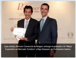  ??  ?? Juan Arteta, Director Comercial de Bulgari, entregó el galardón a la "Mejor Expansión en Mercado Turístico" a Raju Daswani, de Perfumería Sabina.