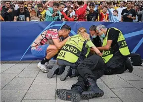  ?? GETTY ?? Der Superstar erkundigt sich über den Zustand der Sicherheit­sfrau.