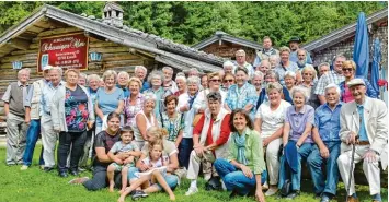  ?? Fotos: Beate Bentele ?? Gruppenfot­o vor der Romantik Kulisse Schwaiger Alm,