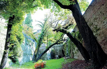  ??  ?? Le mura L’ingresso della Lodi sotterrane­a. A destra, i lavori in uno dei cunicoli della città
Percorso
● È durata 15 anni la mappatura del reticolo di cunicoli e tunnel che formano la Lodi sotterrane­a