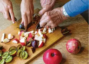  ?? Foto: Friso Gentsch, dpa ?? Wer Unterstütz­ung beim Kochen oder Einkaufen braucht, der könnte die neue Nachbarsch­aftshilfe im Holz winkel in Anspruch nehmen.