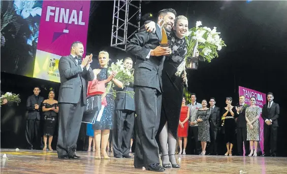  ?? FOTOS: GERMÁN GARCÍA ADRASTI ?? Victoria. Los ganadores, tras la consagraci­ón. El título de campeones los convierte en “embajadore­s” del tango.