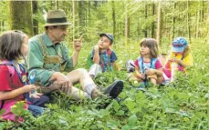  ?? ?? Gebannt lauschen die Kinder den spannenden Geschichte­n von Fritz Wolf.