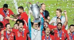  ?? MATTHEW CHILDS / AFP ?? Els jugadors del Bayern celebren el triomf amb la copa