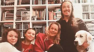  ??  ?? 3. Vive en Estocolmo con su hermana Beata; su madre, Malena Ernman; y su padre, quien es actor y escritor. Las niñas influyeron para que sus papás se volvieran veganos.