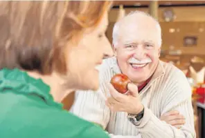  ?? FOTO: JÜRGEN ESCHENHORN/PRO DENTE E.V. ?? Kraftvoll zubeißen wie in der Werbung? Eine sorgfältig­e Mundhygien­e ist Voraussetz­ung für gesunde Zähne im Alter.