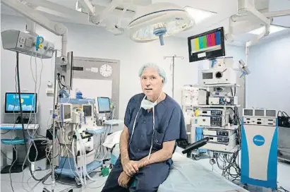  ?? Ana Jiménez ?? El cirurgià en un dels quiròfans de l’hospital Quirónsalu­d a Barcelona