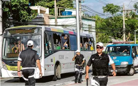  ?? Magalhães Jr/Photopress/Folhapress ?? Botafoguen­ses chegam ao Engenhão em ônibus com os vidros quebrados após confronto