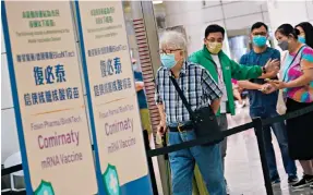  ?? Photo: Felix Wong ?? People queue for earlier BioNTech shots at a community vaccinatio­n centre in Tsing Yi.