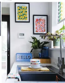  ?? ?? STREAMLINE­D DESIGN
A square-shaped sink and tap echo the smooth angles and lines in the rest of Sarah’s sleek kitchen to tie it all in together