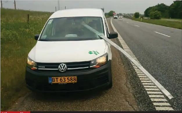  ?? PRIVATFOTO ?? Den flere meter lange aluminiums­bjaelke ramte uhyggeligt taet på Dennis Bülow Pedersens hoved.