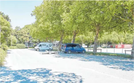  ?? FOTO: ELKE OBSER ?? Eher trist und fast immer Müll in der Nähe: Der bislang einzige Wohnmobils­tellplatz am Festplatz in Weingarten.