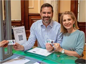  ?? ?? Cllr Kevin Guy and Wera Hobhouse MP with their Discovery Cards