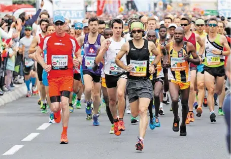  ?? BILD: SN/GEPA PICTURES ?? Beim Start versteckte sich Sieger Kemboi noch, er lugt hinter der Schulter von Läufer Nr. 21 hervor.