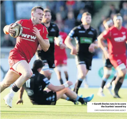  ?? CHRIS FAIRWEATHE­R/HUW EVANS AGENCY ?? > Gareth Davies runs in to score the Scarlets’ second try