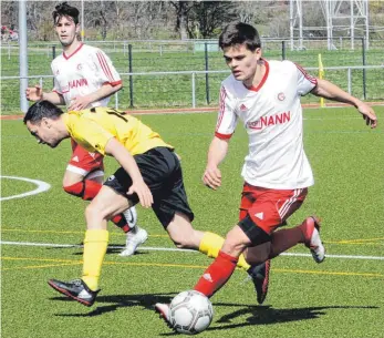  ?? FOTO: HKB ?? Der SV Gosheim setzt seine Erfolgsser­ie in der Rückrunde fort. Am Sonntag feierten die Lemberger gegen den Tabellenzw­eiten FV 08 Rottweil einen 1:0-Sieg. Auf unserem Bild setzt sich Andreas Leibinger gegen einen Gäste-Spieler durch.