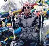 ?? —photo fournie ?? On reconnaît Mme Carrière lors de son ascension jusqu’au premier camp de base du Mont Everest, au Népal, en 2010. Pour relever ce défi, elle s’était engagée à amasser des fonds afin de financer l’achat d’un appareil pour l’hôpital Montfort. La somme de...