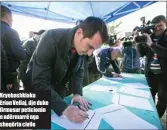  ??  ?? Kryebashki­aku Erion Veliaj, dje duke firmosur peticionin e ndërmarrë nga shoqëria civile