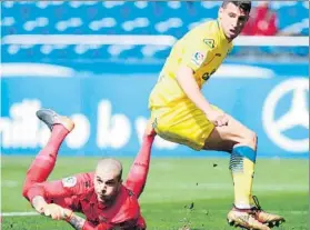  ?? F: EFE ?? Rubén y Calleri disputan un balón. El punto sirve de bien poco a Deportivo y Las Palmas