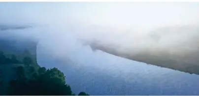  ?? ?? Verzaubern­d: Die Maas bietet Wanderern und Fahrradfah­rern wunderschö­ne Landschaft­en.