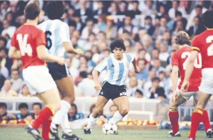  ??  ?? Si usted aún no logra entender la pasión de muchos por el futbol, tiene que ver jugar a Maradona. En la imagen, el 10 argentino en el partido Argentina-Bélgica en Barcelona, España, durante el mundial de 1982.