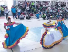  ??  ?? ARTE. Los jóvenes mostraron sus talentos en el festival.