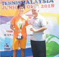  ??  ?? MEMBANGGAK­AN: Jimmy (kanan) meraih emas dan perak dalam acara beregu Malaysia Junior Tour 2018 Leg 3 di Johor pada 21 hingga 24 Mac lalu.