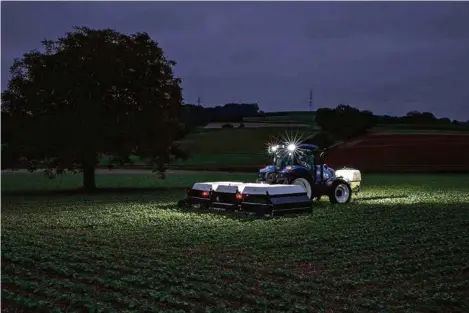  ?? (SVEN DE ALMEIDA/ECOROBOTIX) ?? L’une des machines d’Ecorobotix, équipée de caméras repérant chaque mauvaise herbe, avant de pulvériser des pesticides avec précision.