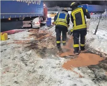  ?? FOTO: PRIVAT ?? Die Freiwillig­e Feuerwehr Biberach kümmert sich um die Beseitiung des ausgelaufe­nen Diesels.