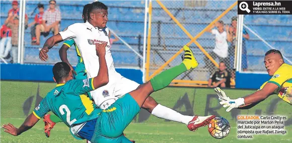  ??  ?? GOLEADOR. Carlo Costly es marcado por Marlon Peña del Juticalpa en un ataque olimpista que Rafael Zúniga contuvo.