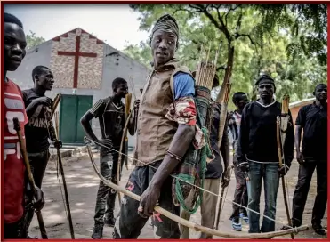  ??  ?? Photo ci-dessous : Le 18 février 2019, des agriculteu­rs nigérians armés d’arcs et de flèches protègent leur village contre des éleveurs. Dans le pays le plus peuplé d’Afrique, les confrontat­ions entre ces deux groupes sont de plus en plus fréquentes. Pour partie ancestrale­s, ces tensions sont aujourd’hui exacerbées par la compétitio­n entre leurs activités que génèrent la densité de population et les conditions climatique­s difficiles. (© AFP/Luis Tato)