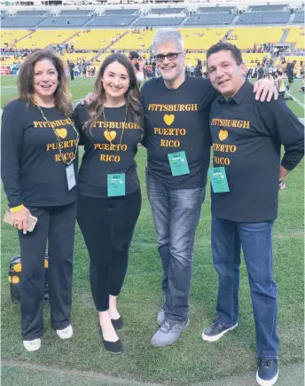  ??  ?? Rosana Elena Guernica (segunda de la izq.) en su primera visita al estadio de los Steelers.