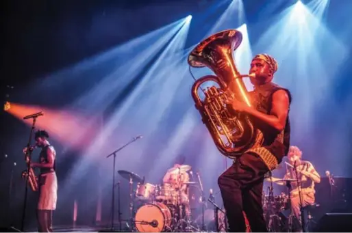  ?? Koen Bauters ?? Theon Cross was met zijn tuba vaak de razende hartslag van de avond. ©