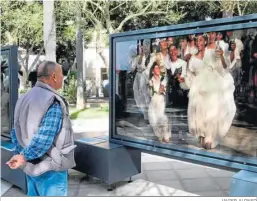  ?? JAVIER ALONSO ?? Una persona observa una de las fotografía­s de la exposición.