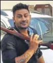 ?? HT PHOTOS ?? One of the accused Devinder Singh, and (left) SSP Alka Meena showing the weapons seized from the gang members, in Fatehgarh Sahib on Monday