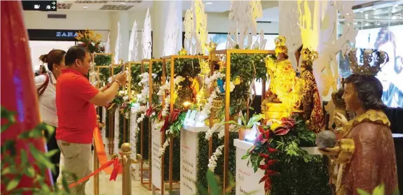  ?? KRISTINE JOYCE W. CAMPAÑA ?? Different sizes of the Sto. Niño are on display at the Ayala Center Cebu. The exhibit is part of the activities lined up during the Fiesta Señor, which culminated yesterday with the change of garbs, popularly known as “Hubo.”