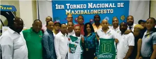  ??  ?? Veteranos SPM, uno de los equipos de San Pedro de Macorís que está participan­do en el torneo.