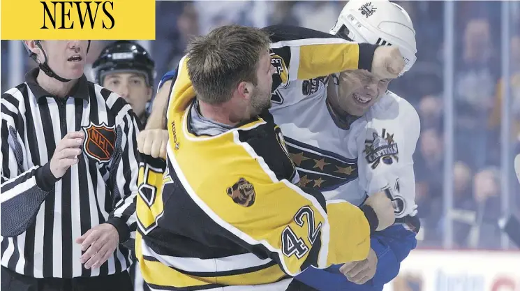  ?? DOUG PENSINGER / GETTY IMAGES FILES ?? P.J. Stock, left, of the Boston Bruins throws a punch at Stephen Peat of the Washington Capitals in October 2002, one of the many scuffles in Peat’s short NHL career.