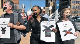  ?? /Freddy Mavunda ?? Voiceless: Foeta Krige, left, Thandeka Gqubule and Suna Venter protest after being suspended for questionin­g SABC policy. Venter died in June, of a stress-related ailment.