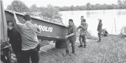  ??  ?? BERENGKAH NGIGA: Raban APM enggau Bomba Sri Aman berengkah ngiga nembiak ti lenyau pagi kemari.