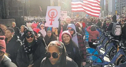  ?? EFE ?? Protestas. Marcha de mujeres durante el sábado del primer año en la Casa Blanca de Donald Trump.