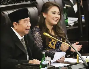  ?? FEDRIK TARIGAN/JAWA POS ?? TERTUA-TERMUDA: Abdul Wahab Dalimunthe dan Hillary Brigitta Lasut memimpin sidang paripurna kemarin.