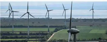  ??  ?? Mehr Windräder braucht das Land. Die Wind-Branche sieht sich als wichtiger Klimaschüt­zer