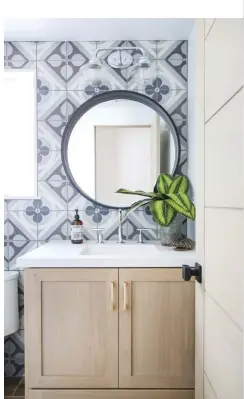  ??  ?? |TOP RIGHT| PACK A PUNCH. This bathroom belongs to the clients' twenty-something son. Mindy wanted to make a large impact in a small space, so she boldly decided to cover an entire wall in printed tile. “Covering the wall really packed a punch,” she explains. “It's crisp and clean. We got a great beachy feeling without being kitschy or cliché.”