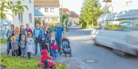  ?? FOTO: GUNNAR M. FLOTOW ?? Anwohner der Prälat-Lutz-Straße kämpfen für Tempo 30. Im Vordergrun­d die Puppe, die den Verkehr einbremsen soll.