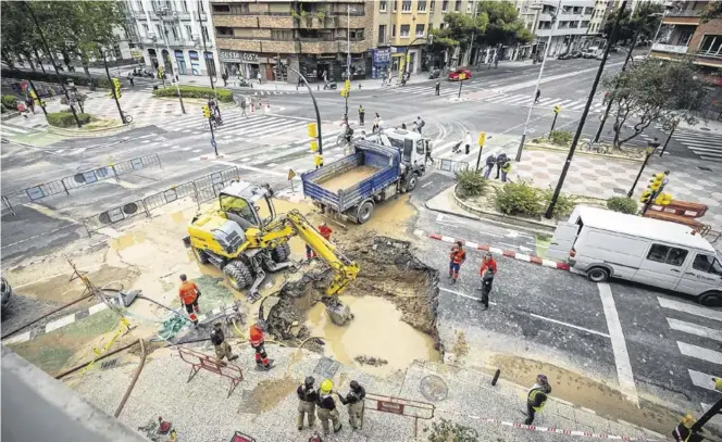  ?? CHUS MARCHADOR ?? El reventón se produjo en el cruce entre Goya con Sagasta y los operarios estarán varios días trabajando en la zona.