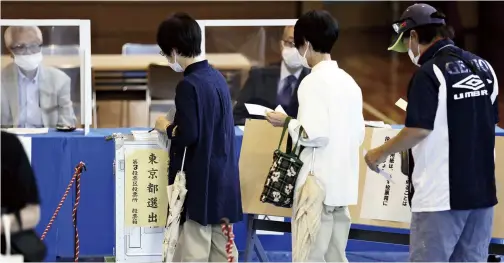  ?? The Yomiuri Shimbun ?? People cast votes at a polling station in Tokyo on July 10.